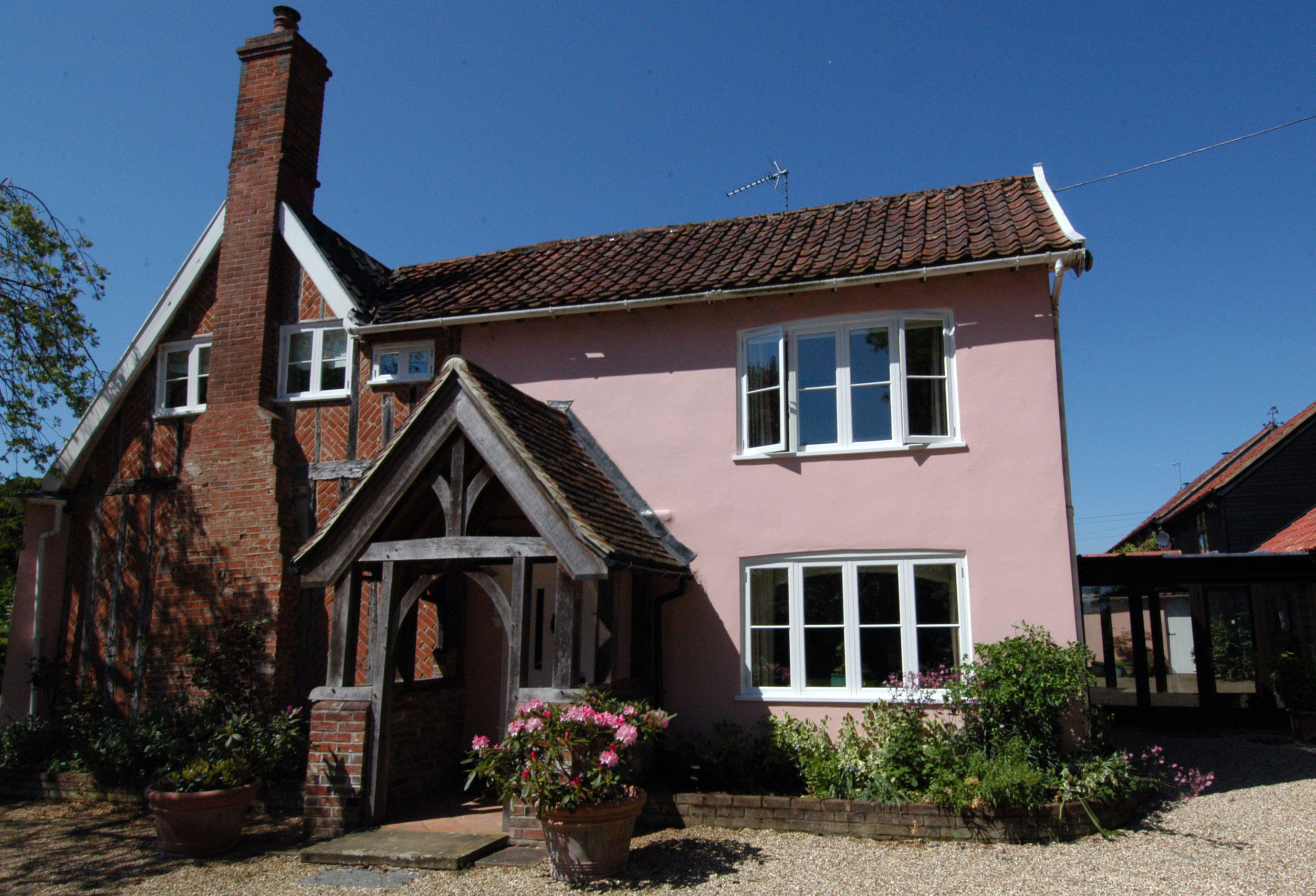 Painted-windows-with-slimlight-glass-and-with-oak-walkway