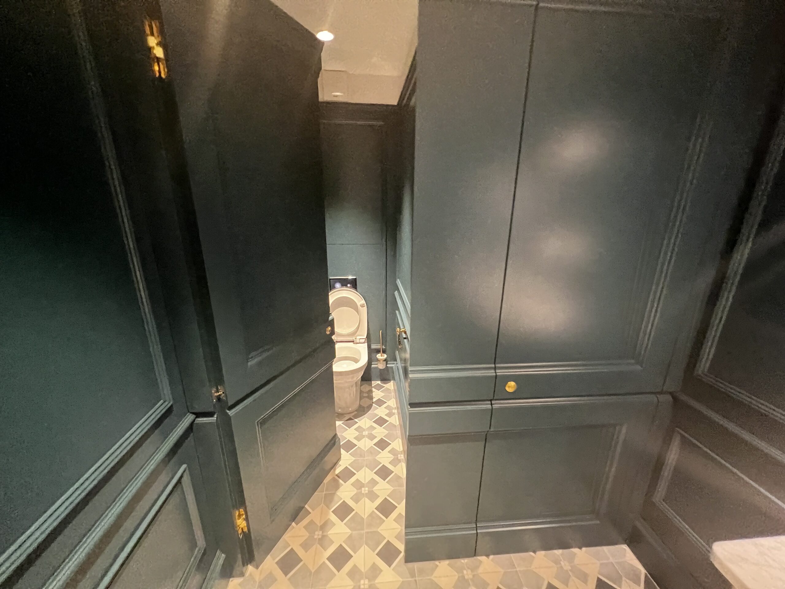 Grosvenor London - Paneling bathroom jib door